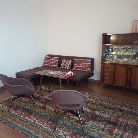 Spacious One Bedroom Apartment In The City Centre Erevan Esterno foto