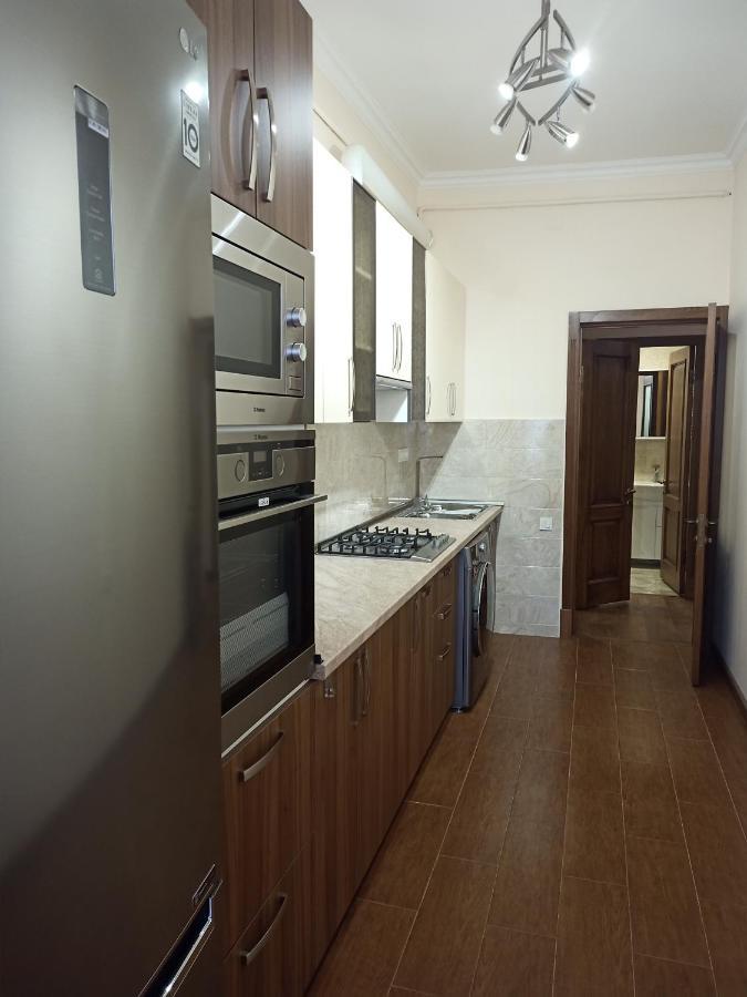 Spacious One Bedroom Apartment In The City Centre Erevan Esterno foto