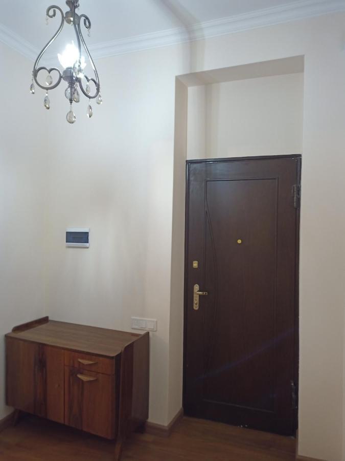 Spacious One Bedroom Apartment In The City Centre Erevan Esterno foto