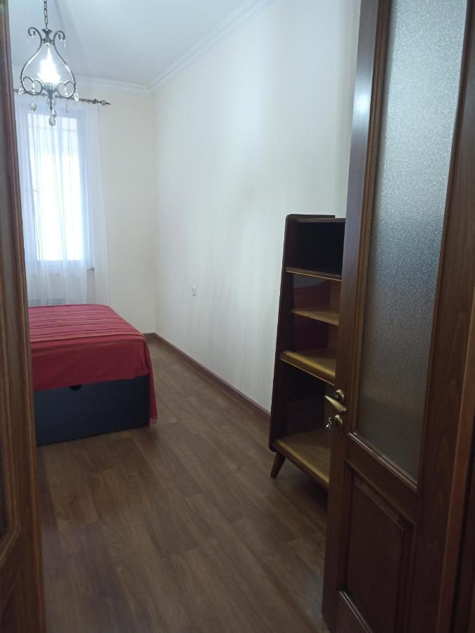 Spacious One Bedroom Apartment In The City Centre Erevan Esterno foto