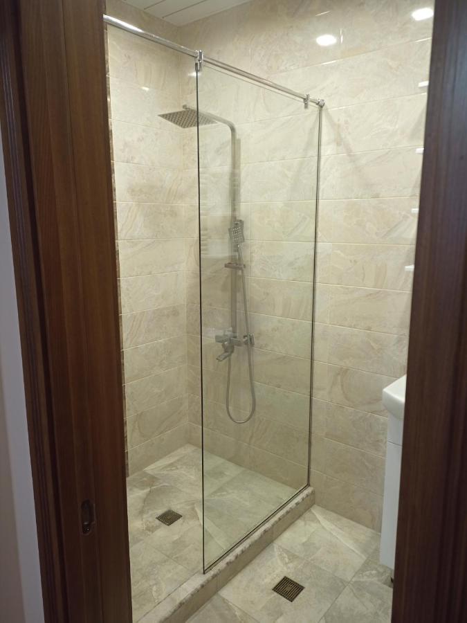 Spacious One Bedroom Apartment In The City Centre Erevan Esterno foto