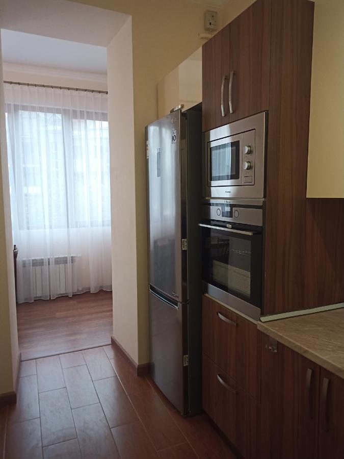 Spacious One Bedroom Apartment In The City Centre Erevan Esterno foto