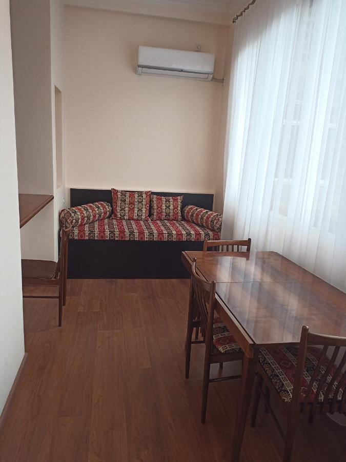Spacious One Bedroom Apartment In The City Centre Erevan Esterno foto