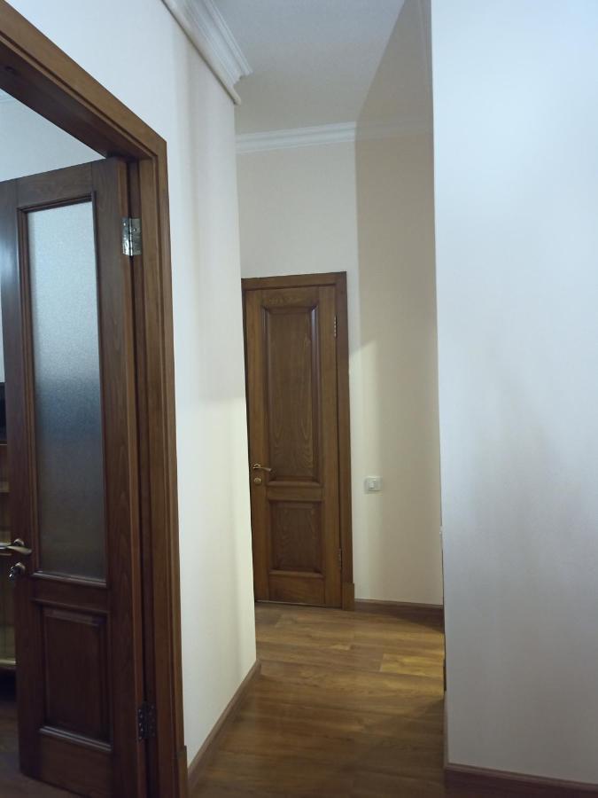 Spacious One Bedroom Apartment In The City Centre Erevan Esterno foto