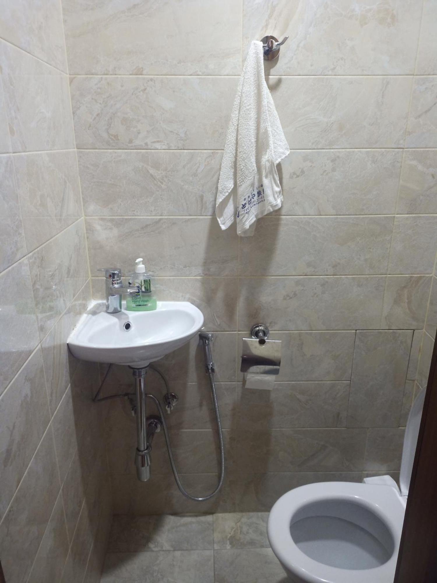 Spacious One Bedroom Apartment In The City Centre Erevan Esterno foto