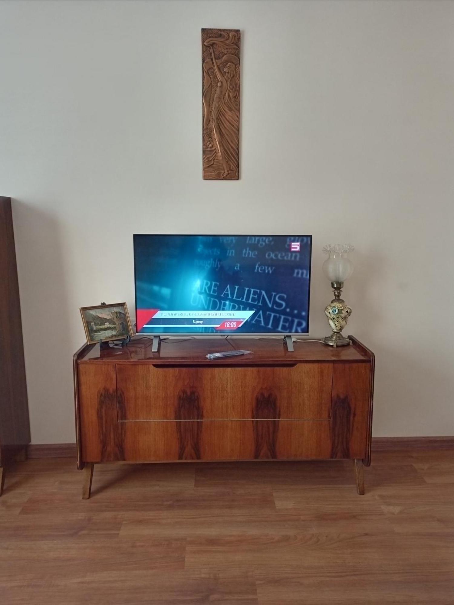 Spacious One Bedroom Apartment In The City Centre Erevan Esterno foto